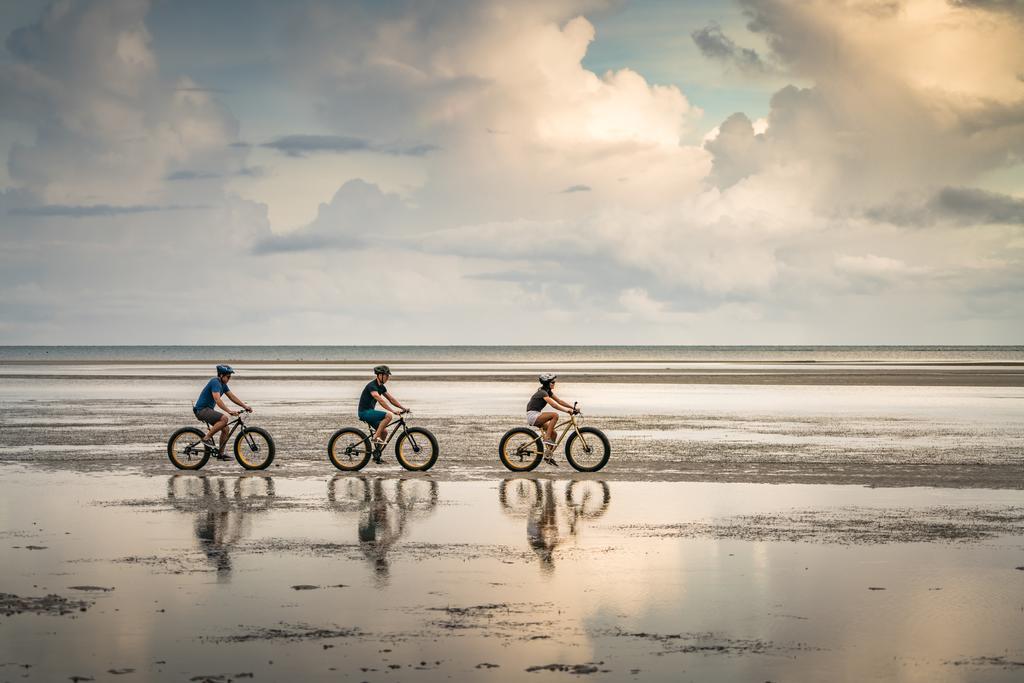 Astoria Palawan Hotel Puerto Princesa Ngoại thất bức ảnh Cycling on the Wadden Sea